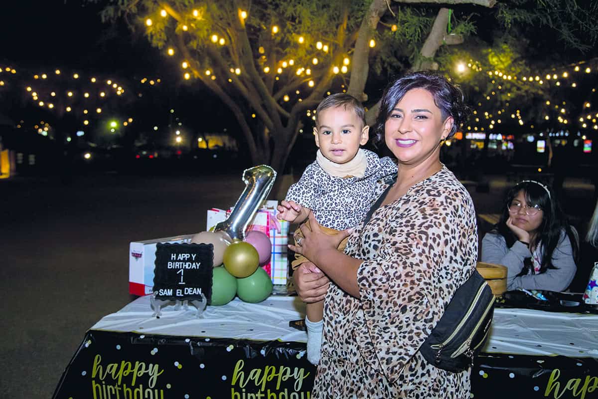 Una reunión brillante con la luz de la luna en Parque la Ruina
