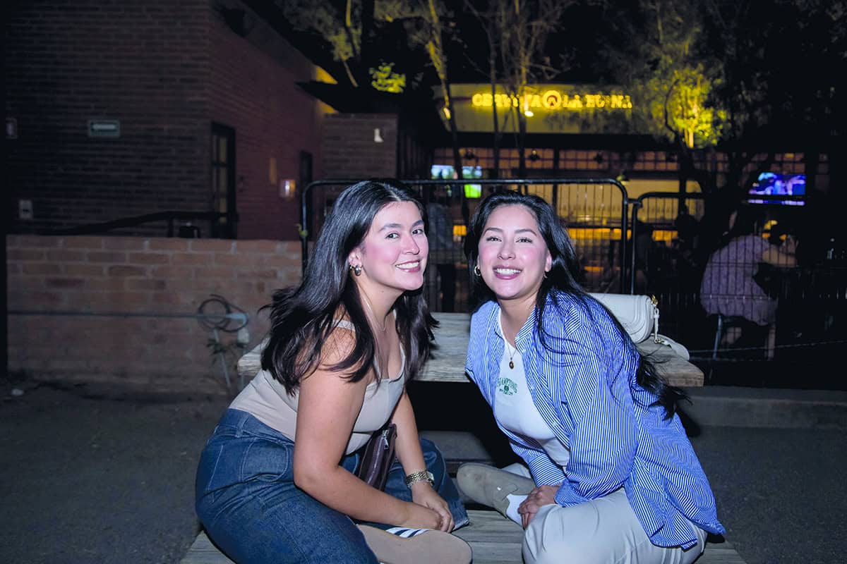 Una reunión brillante con la luz de la luna en Parque la Ruina