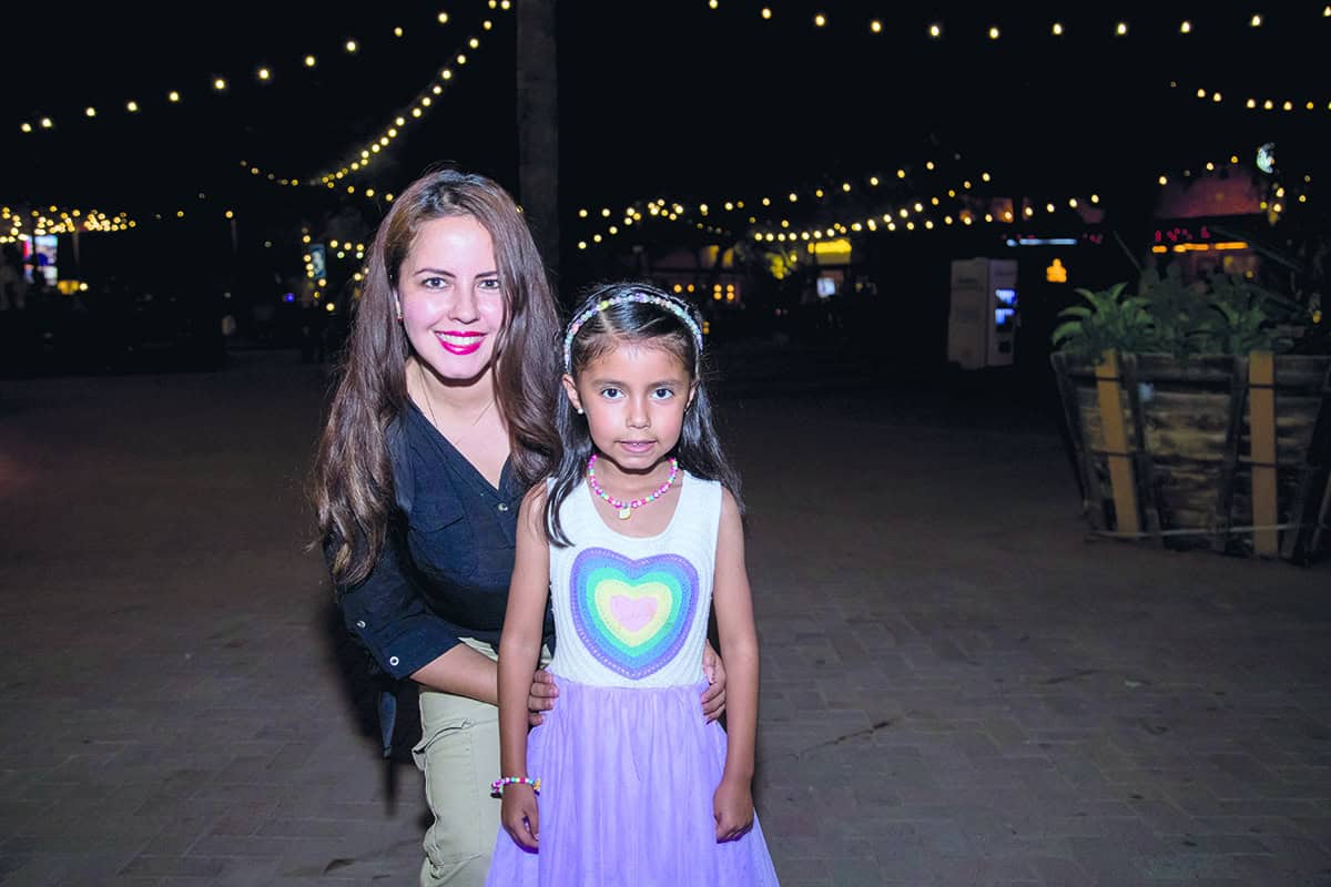 Una reunión brillante con la luz de la luna en Parque la Ruina
