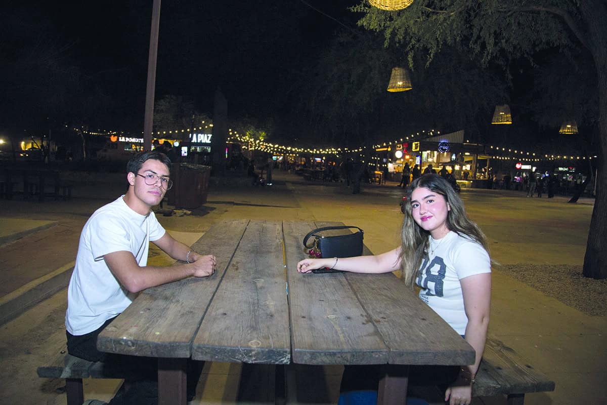 Una reunión brillante con la luz de la luna en Parque la Ruina