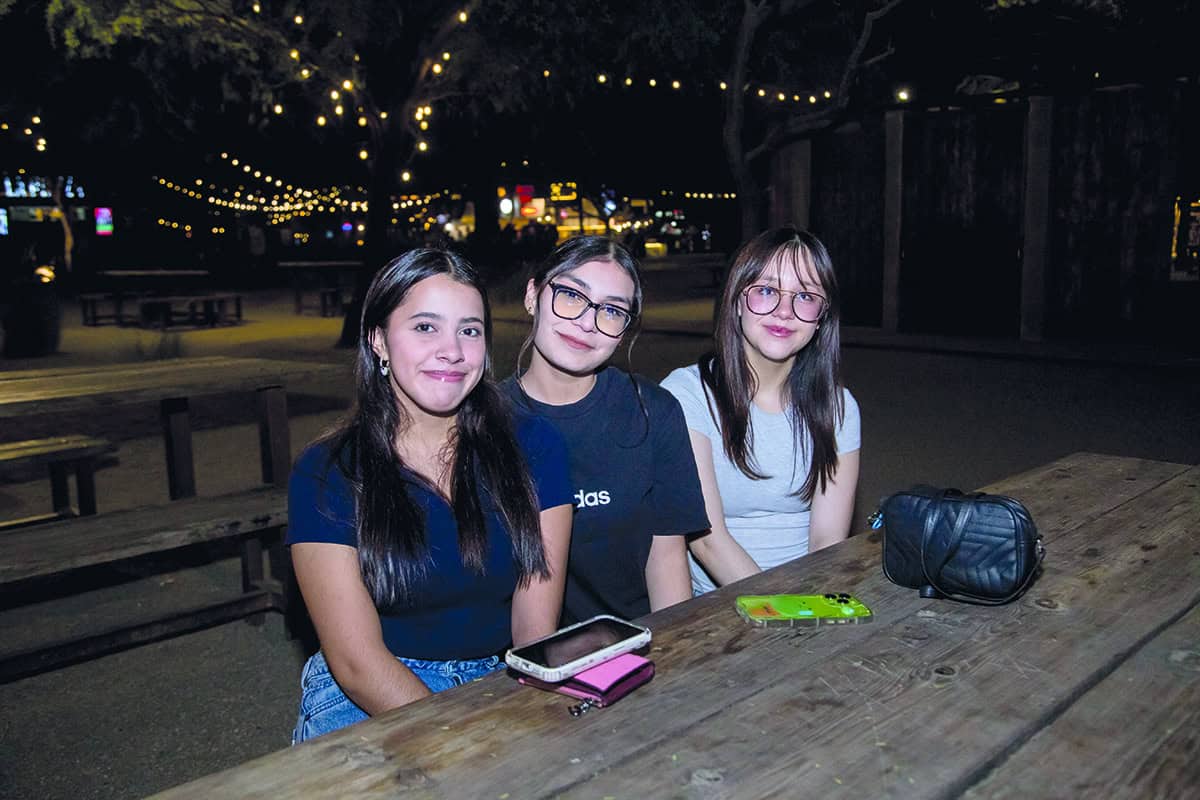 Una reunión brillante con la luz de la luna en Parque la Ruina