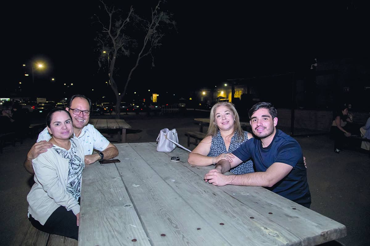 Una reunión brillante con la luz de la luna en Parque la Ruina