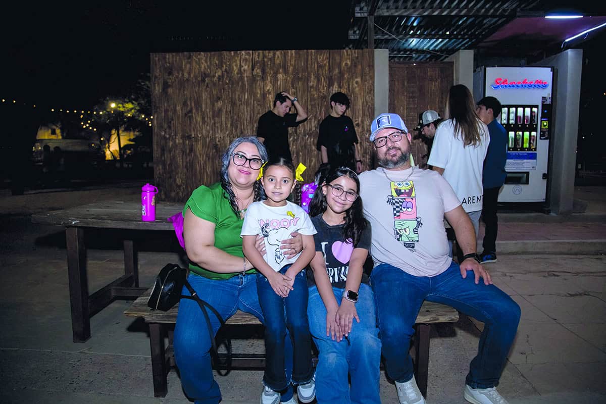 Una reunión brillante con la luz de la luna en Parque la Ruina