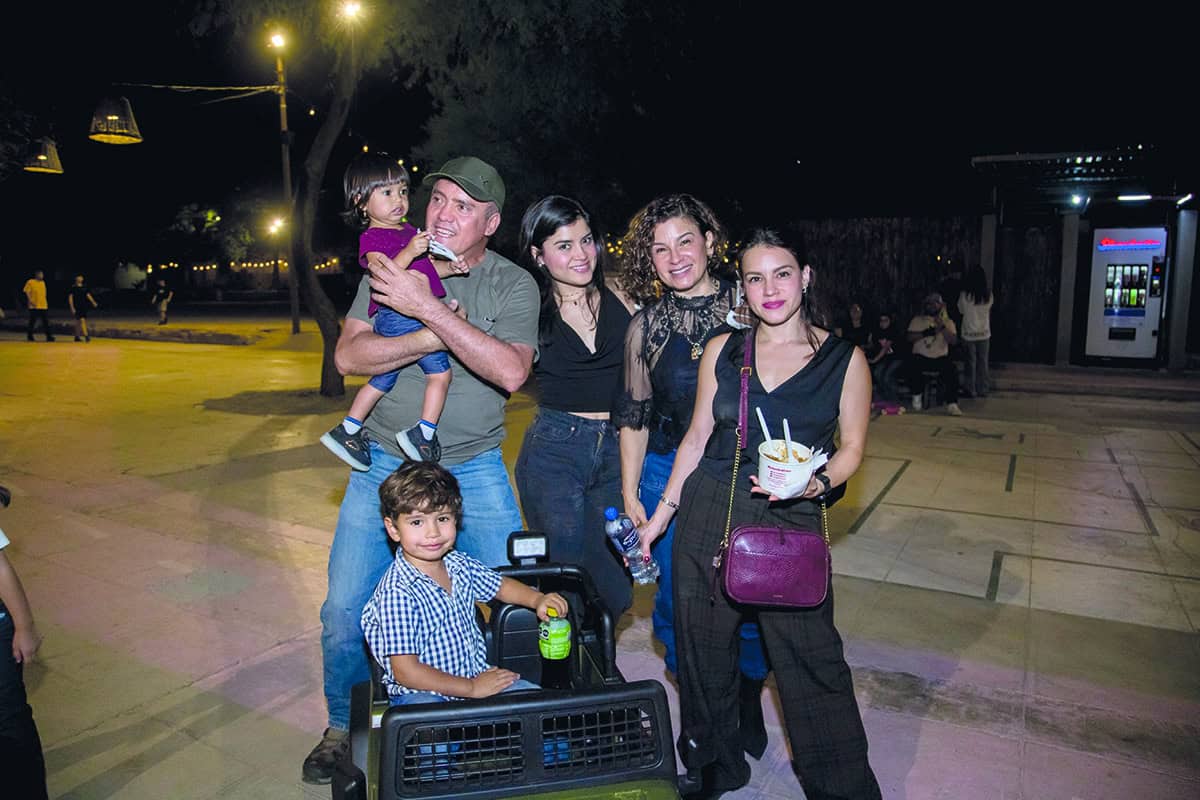 Una reunión brillante con la luz de la luna en Parque la Ruina