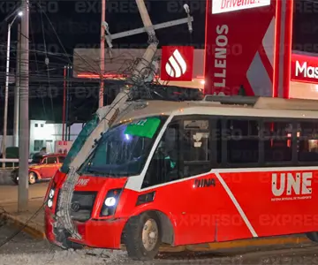 Aparatoso choque de camión deja heridos en el sur de Hermosillo