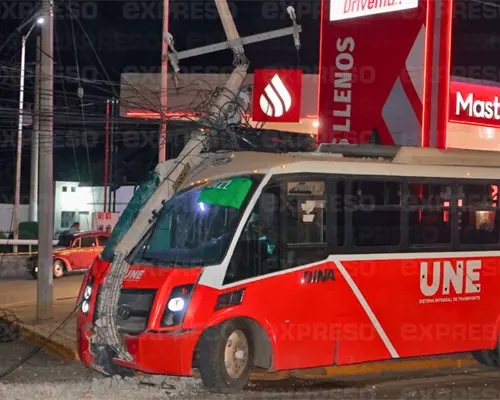 Aparatoso choque de camión deja heridos en el sur de Hermosillo