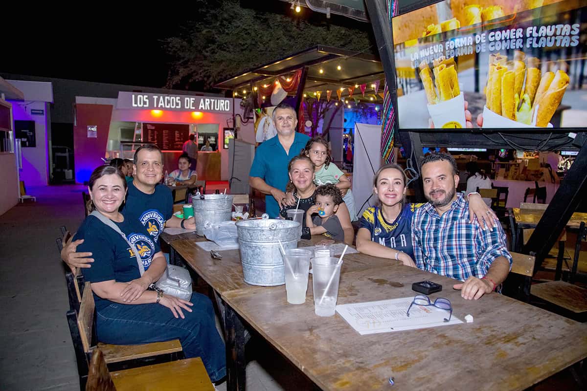 En Gastropark & Terraza disfrutan de música en vivo y risas amenas