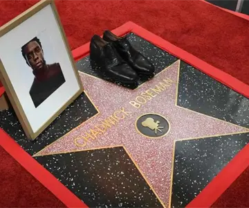 Chadwick Boseman recibe estrella en el Paseo de la Fama