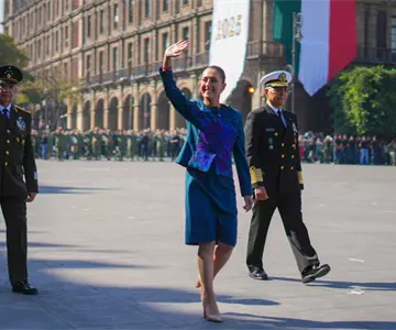 Sheinbaum encabeza desfile por la Revolución y llama a rechazar violencia