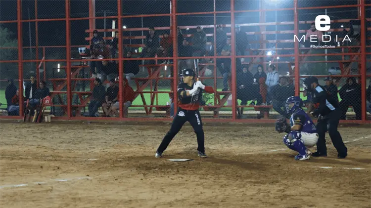 Errores defensivos y un squeeze play oportuno permitieron a Tomateros consumar la remontada