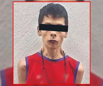 Maestro defiende a niño de su padrastro que irrumpió primaria con cuchillo Maestro defiende a niño de su padrastro que irrumpió primaria con cuchillo