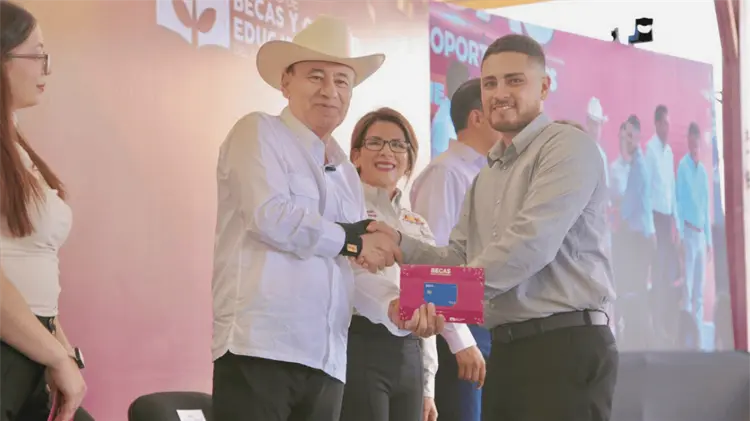 Alfonso Durazo anunció más becas para estudiantes de todos los niveles. (Cortesía)