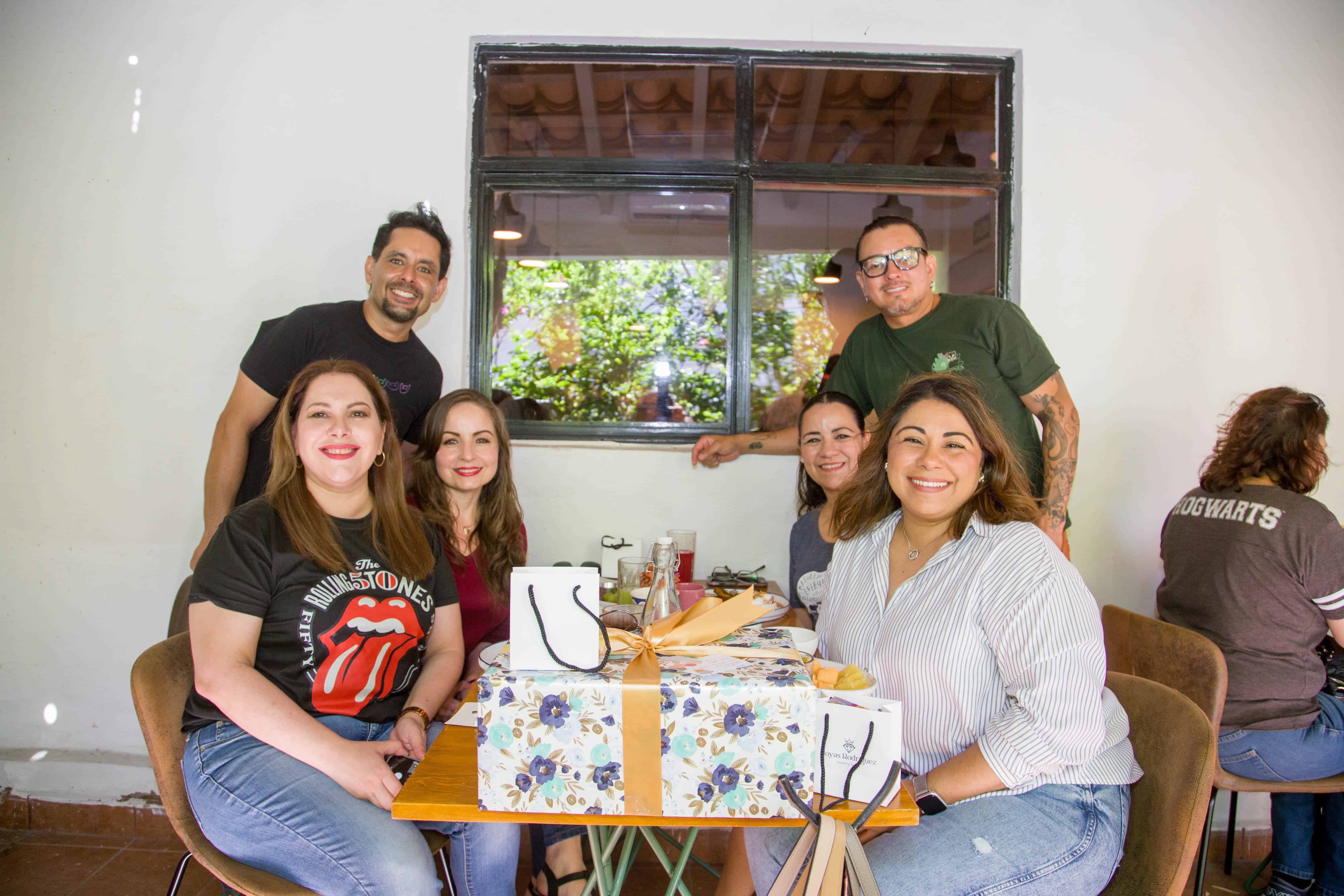 Viven entrañable y alegre reunión por la mañana en Onza Restaurante
