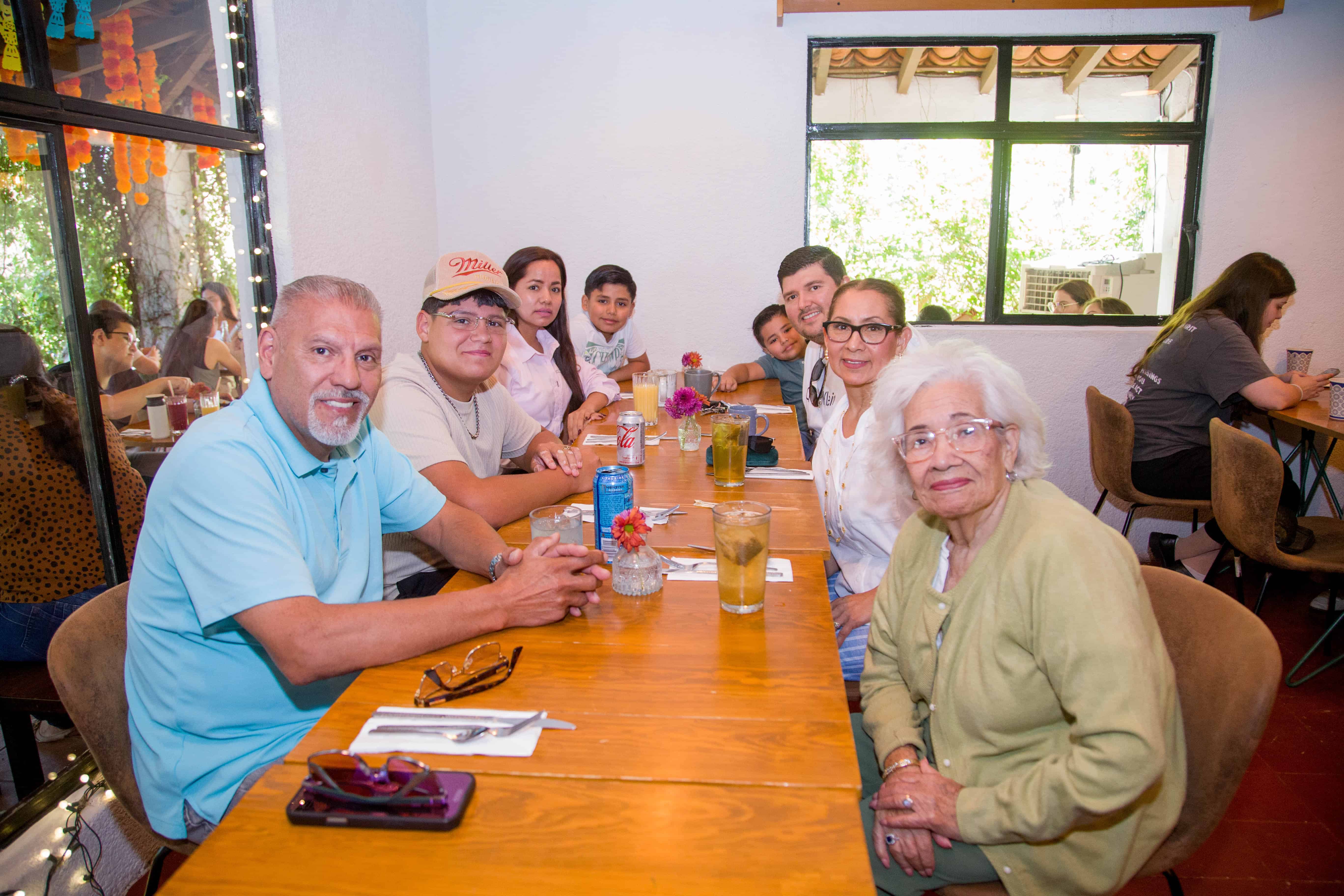 Viven entrañable y alegre reunión por la mañana en Onza Restaurante