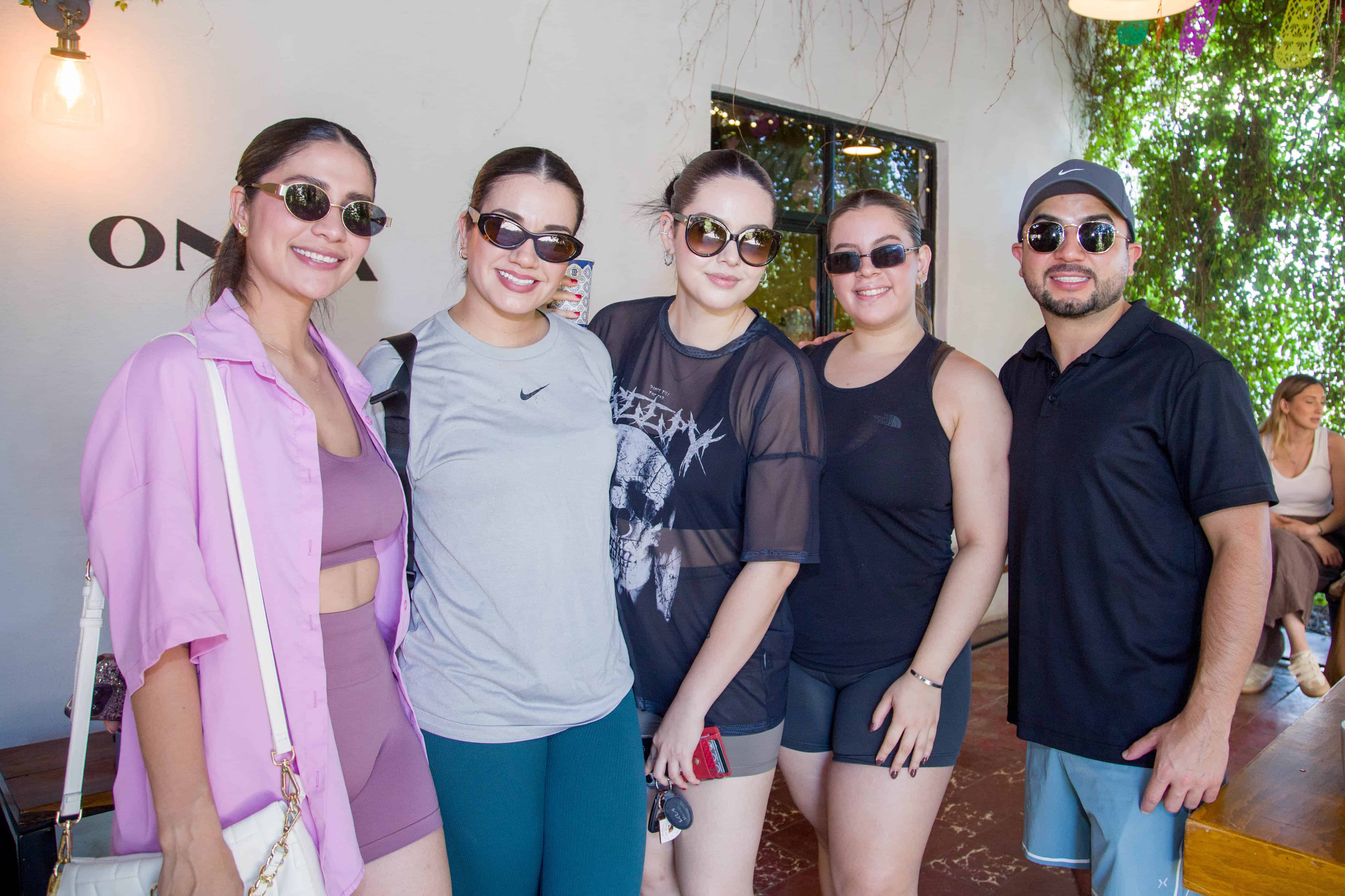 Viven entrañable y alegre reunión por la mañana en Onza Restaurante