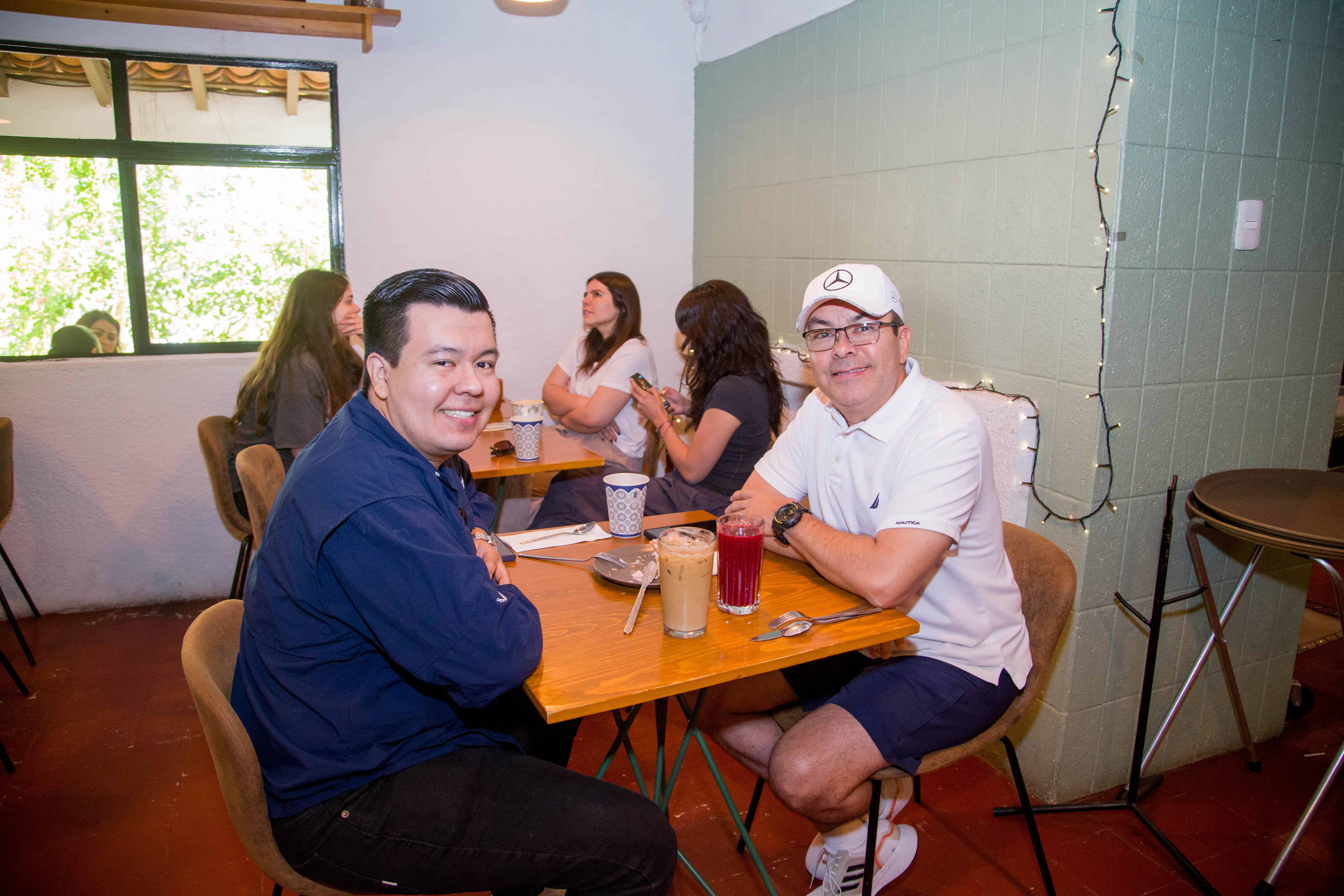 Viven entrañable y alegre reunión por la mañana en Onza Restaurante