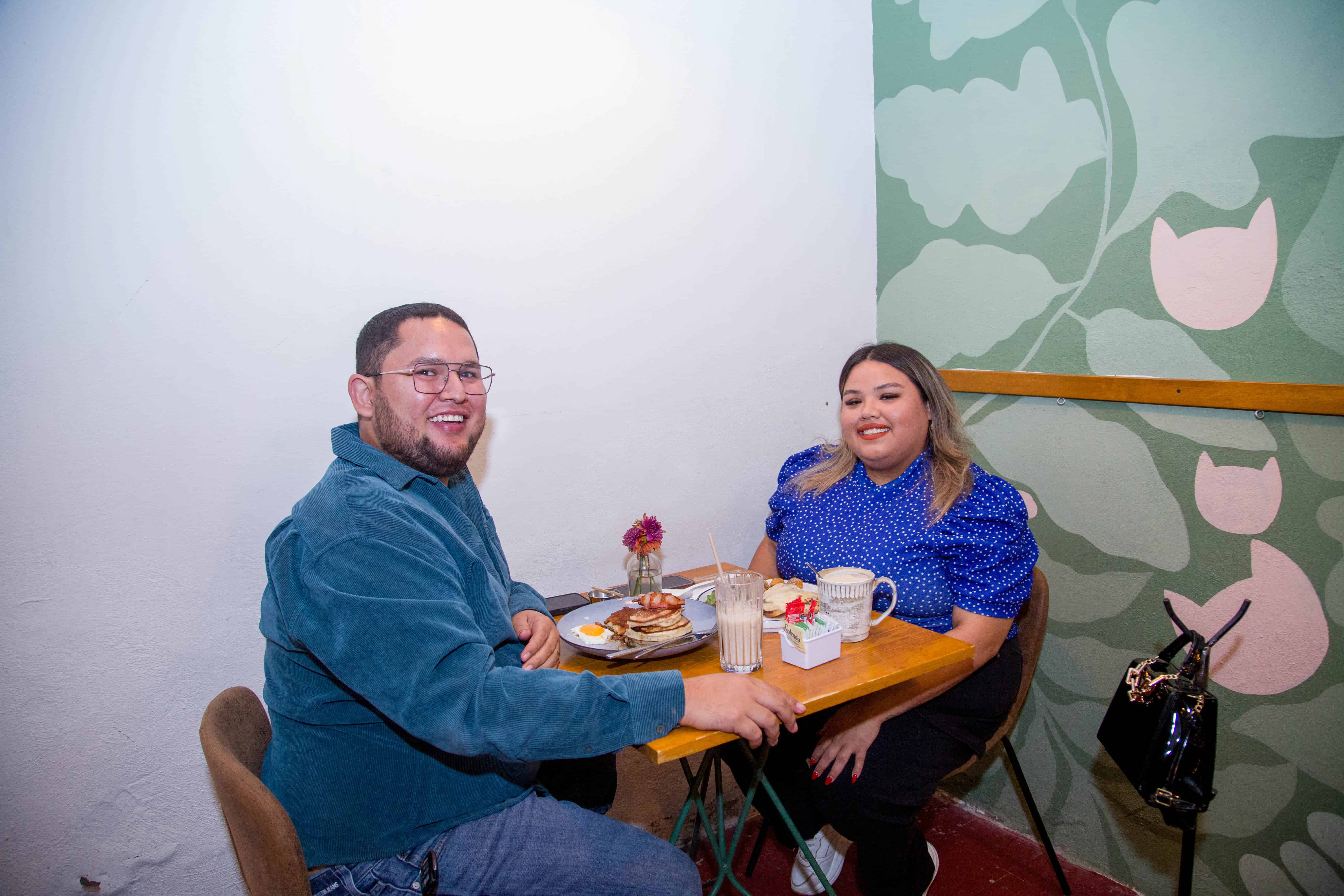 Viven entrañable y alegre reunión por la mañana en Onza Restaurante