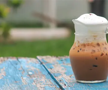 Prepara un licuado con café y especias para evocar el ambiente navideño