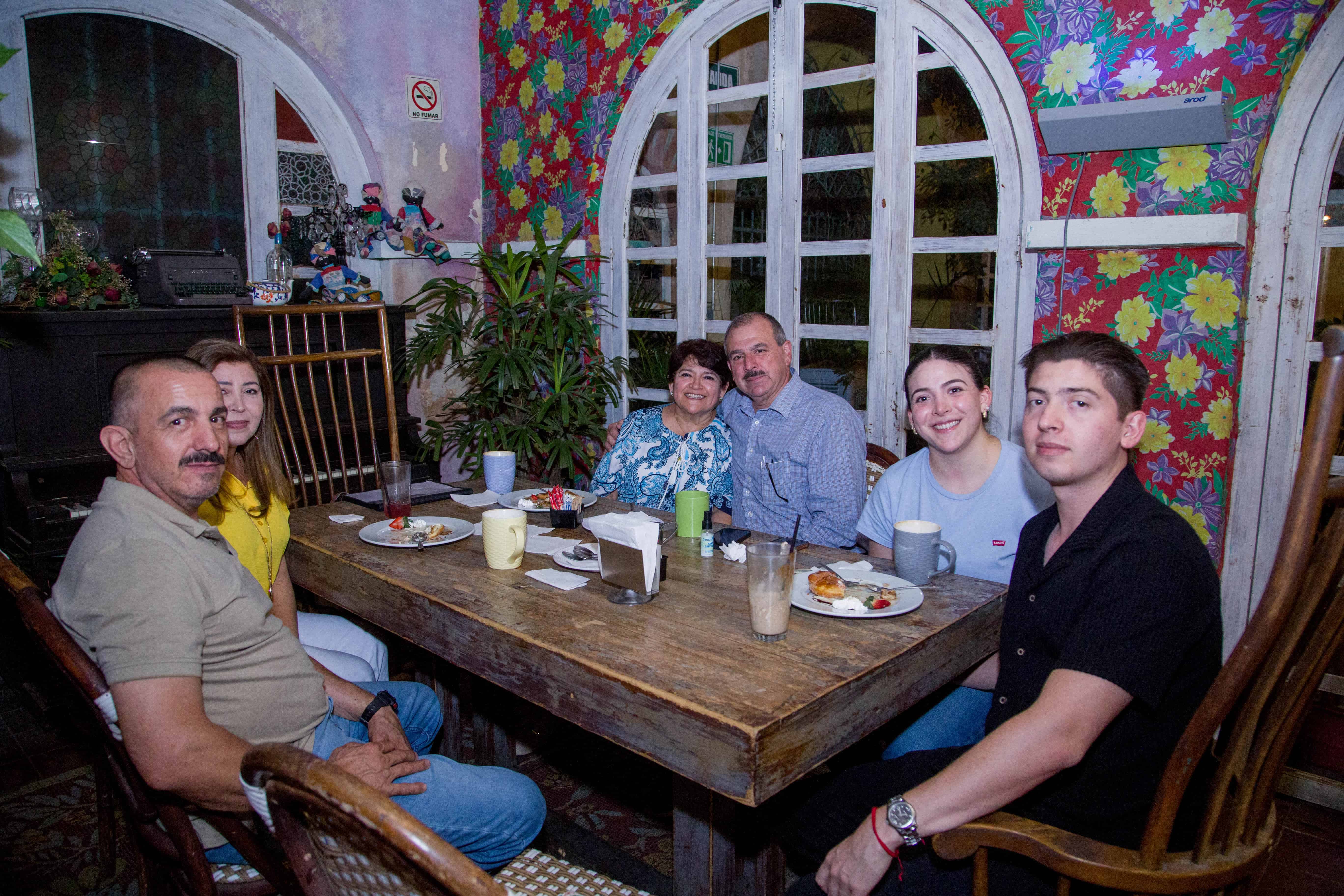 En Mona Café conectan con diversión junto a los mejores