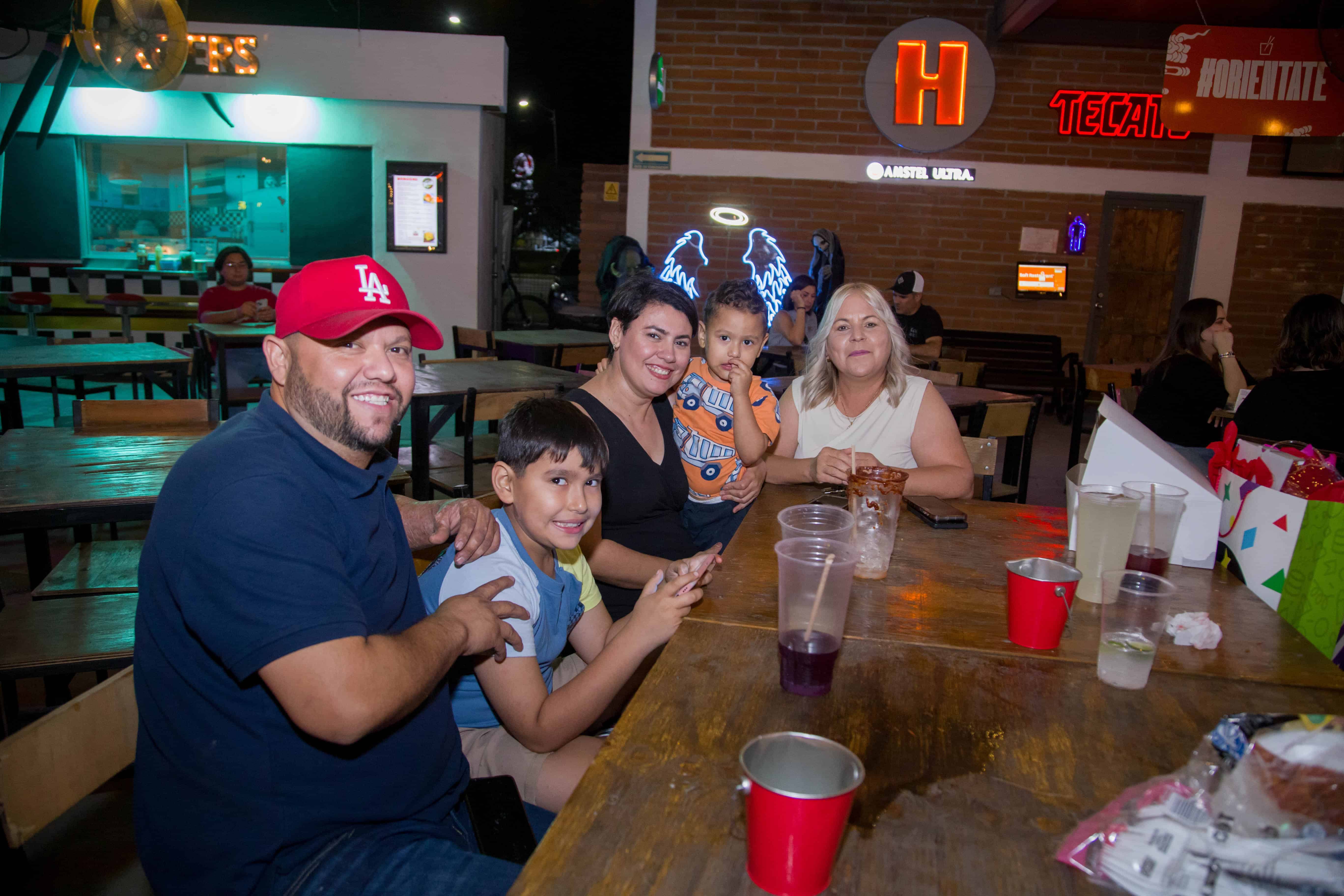 Después de un día largo, gozan de su compañía en Gastropark