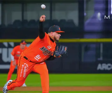 Samayoa brilla y Naranjeros inicia serie con paliza de 9-0 a Cañeros