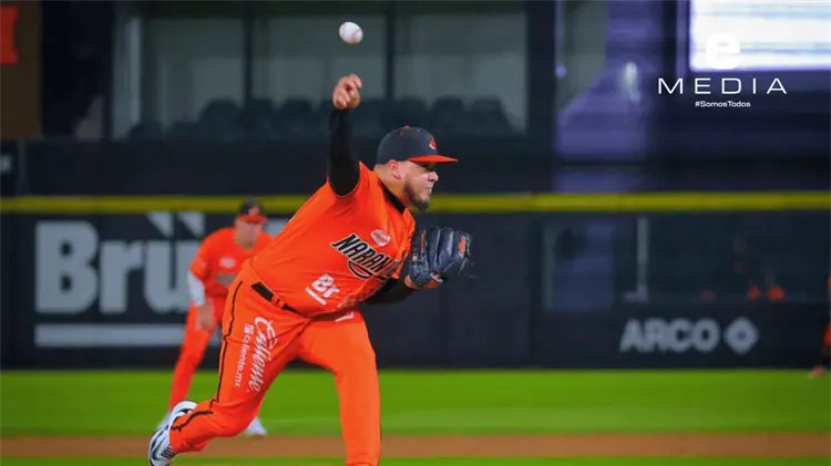 Seis entradas en blanco de Samayoa y un ataque constante para la victoria naranja. (C. Ruiz/EXPRESO)