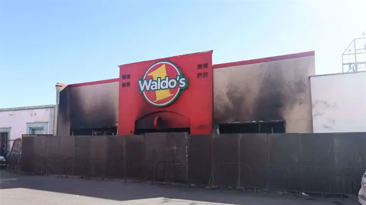 Sucursal de Waldos en el Centro de Hermosillo después del siniestro (Foto: José Díaz / EXPRESO)