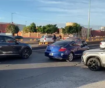 Choque en distribuidor de Luis Encinas y Solidaridad genera caos vial