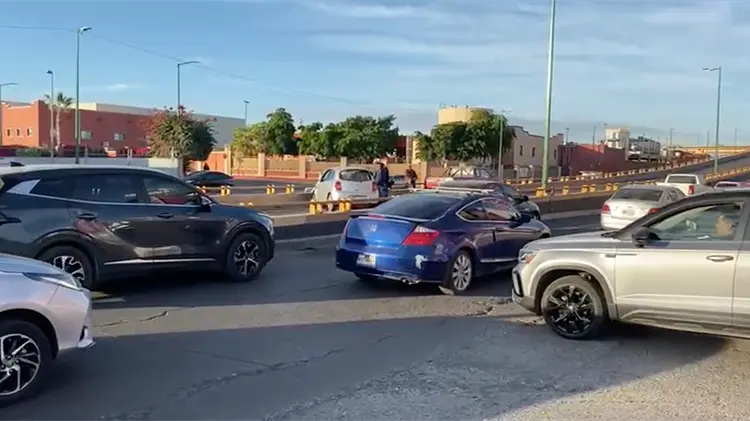 Choque en distribuidor de Luis Encinas y Solidaridad genera caos vial