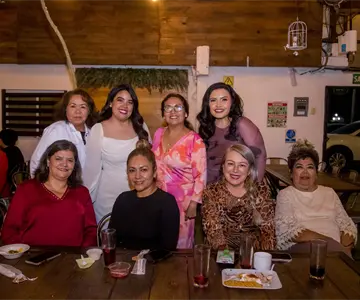 Celebran con entusiasmo a la futura esposa