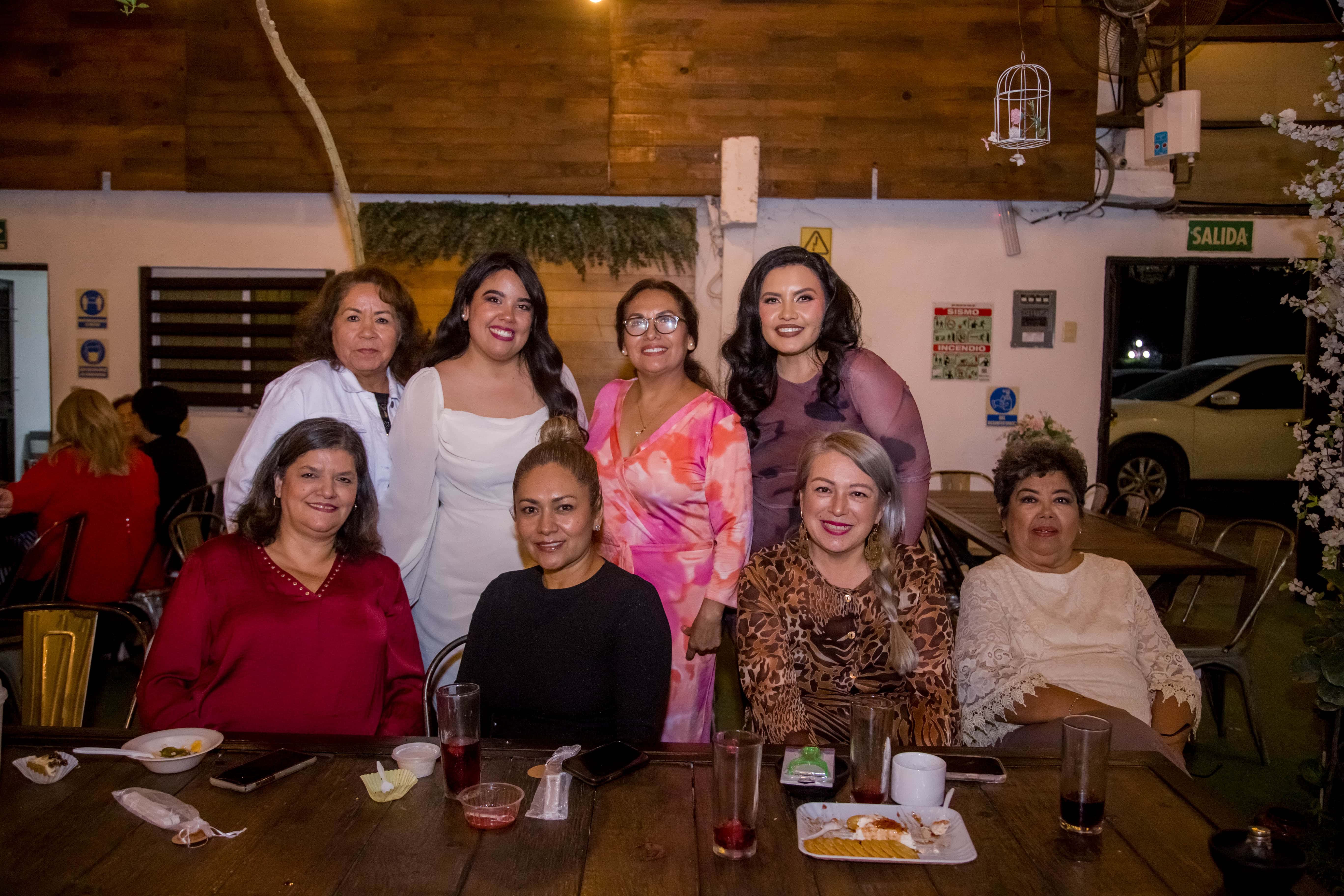 Celebran con entusiasmo a la futura esposa