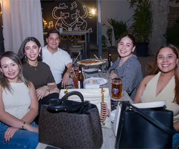 Comparten risas y conversaciones en Mercado H69