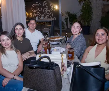 Comparten risas y conversaciones en Mercado H69