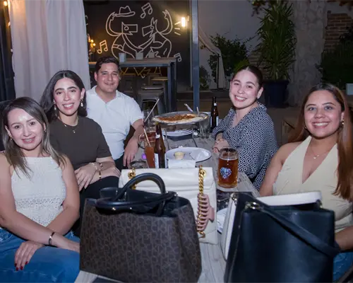 Comparten risas y conversaciones en Mercado H69