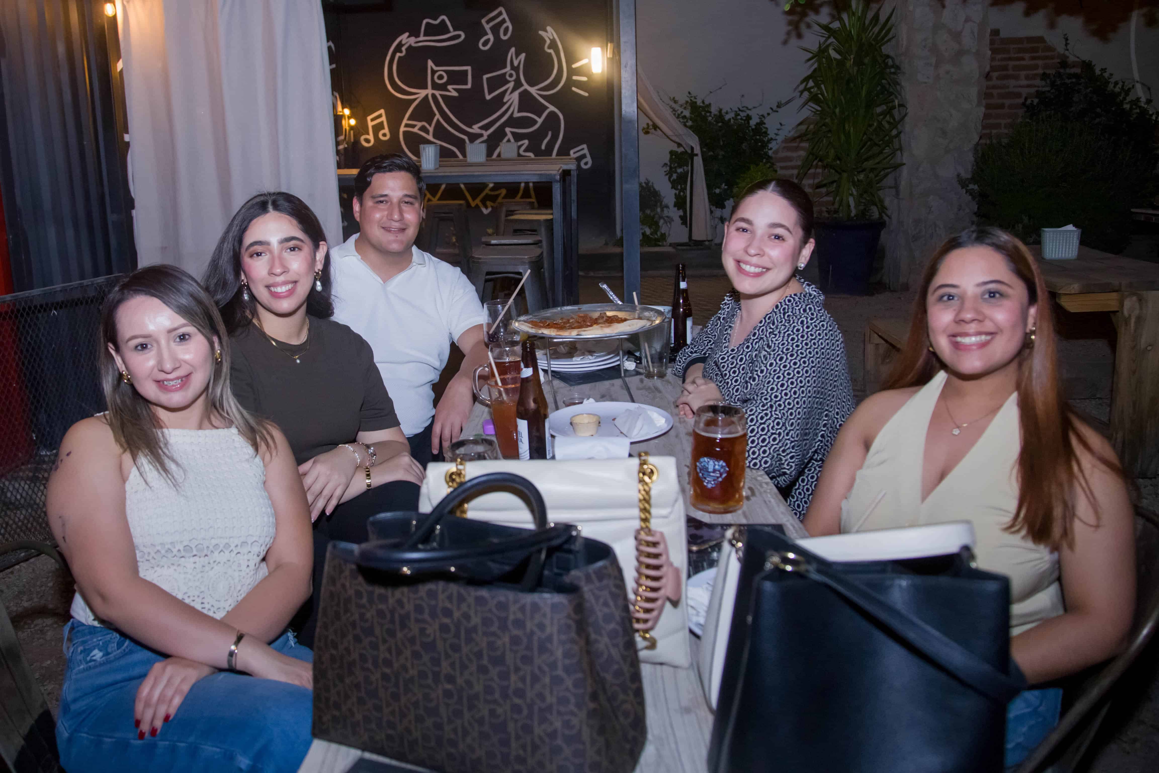 Comparten risas y conversaciones en Mercado H69