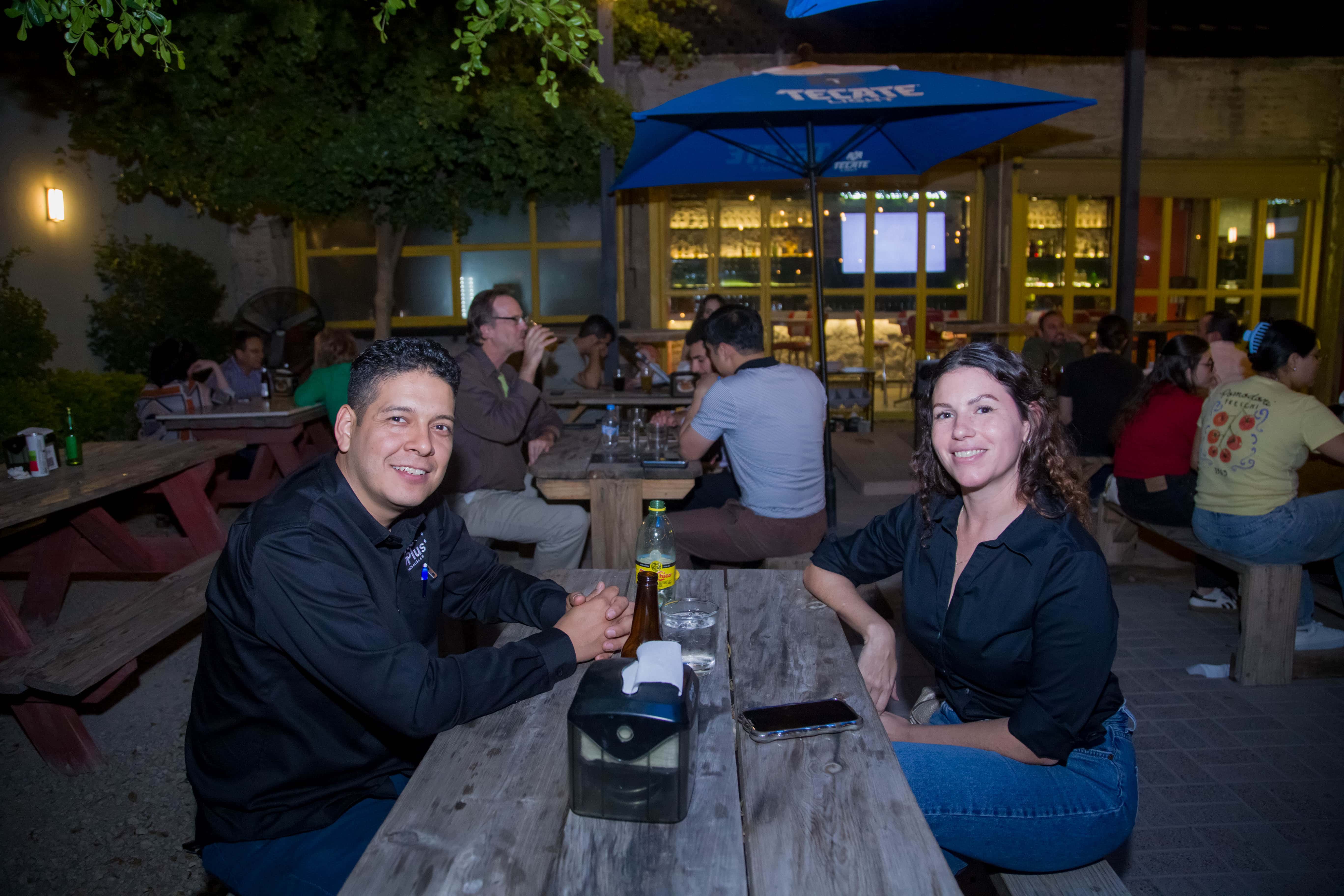 Comparten risas y conversaciones en Mercado H69