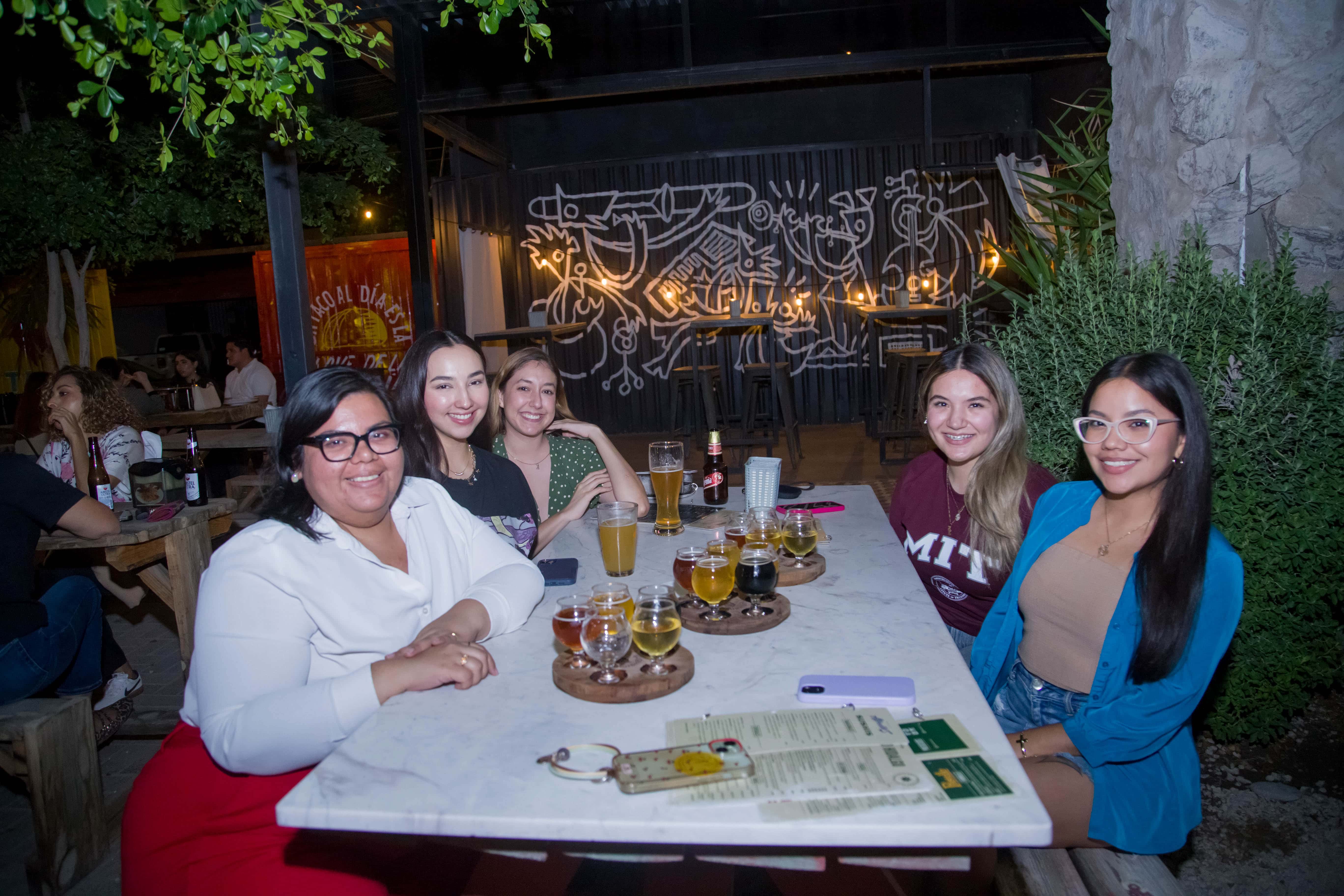 Comparten risas y conversaciones en Mercado H69