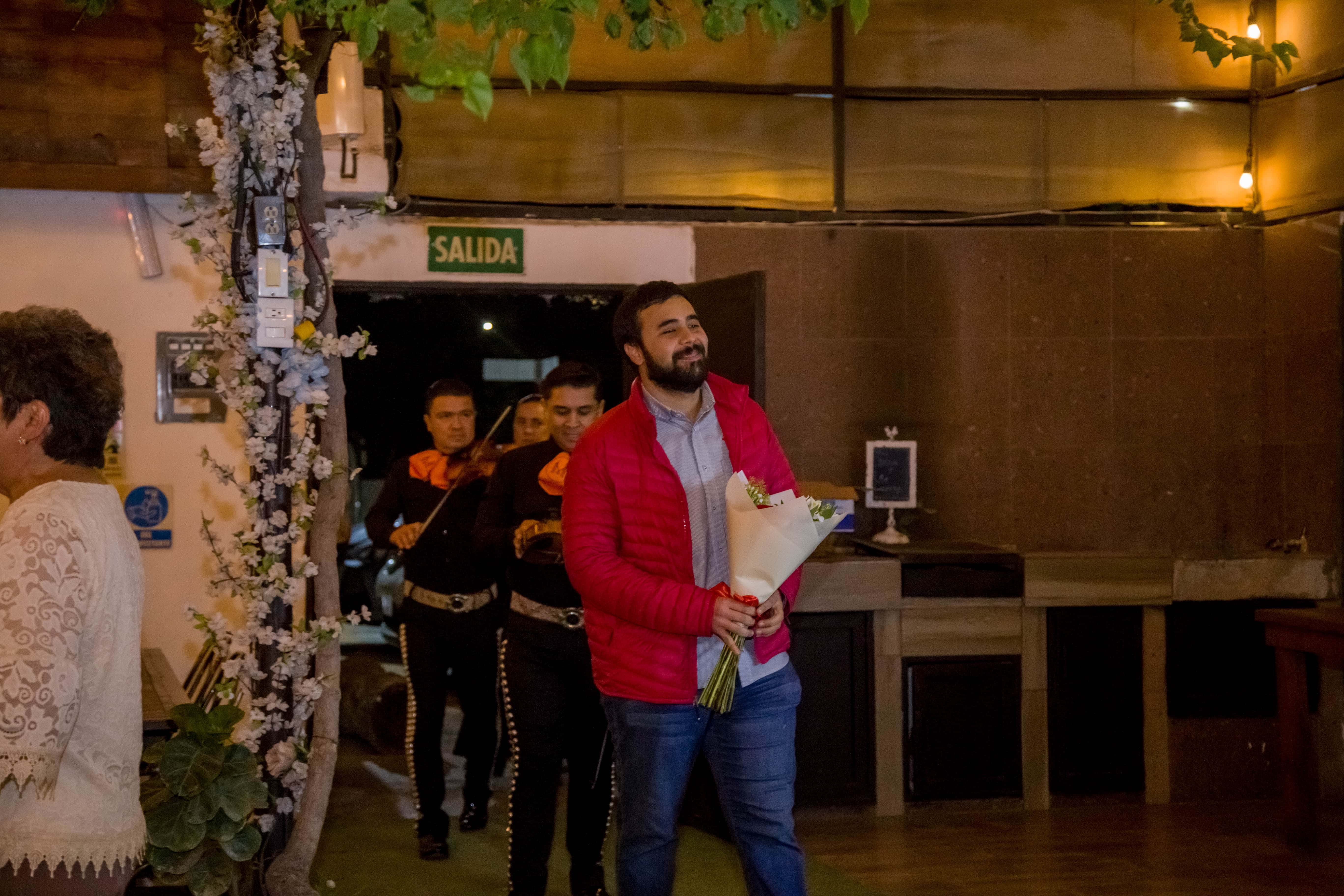 Celebran con entusiasmo a la futura esposa