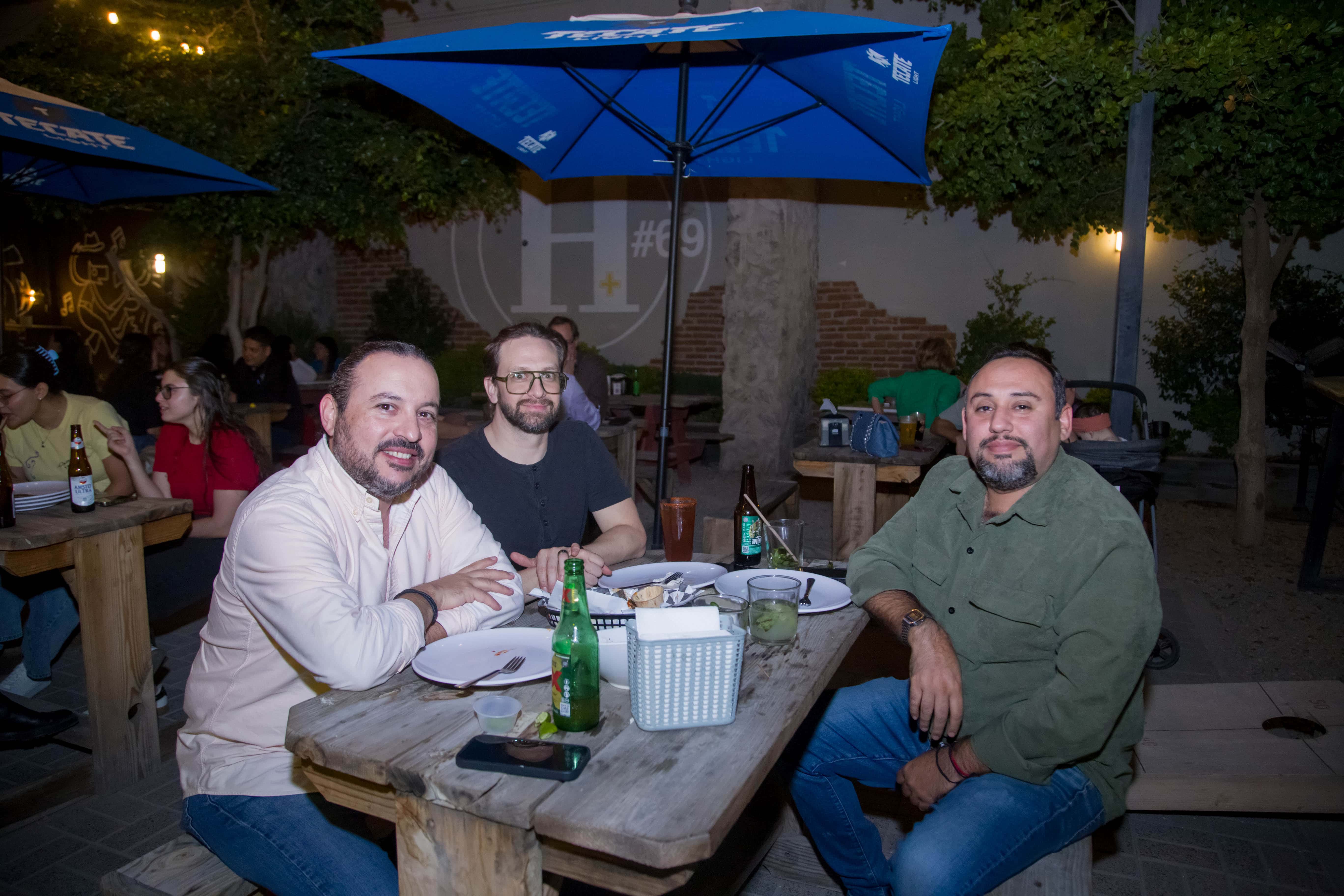 Comparten risas y conversaciones en Mercado H69