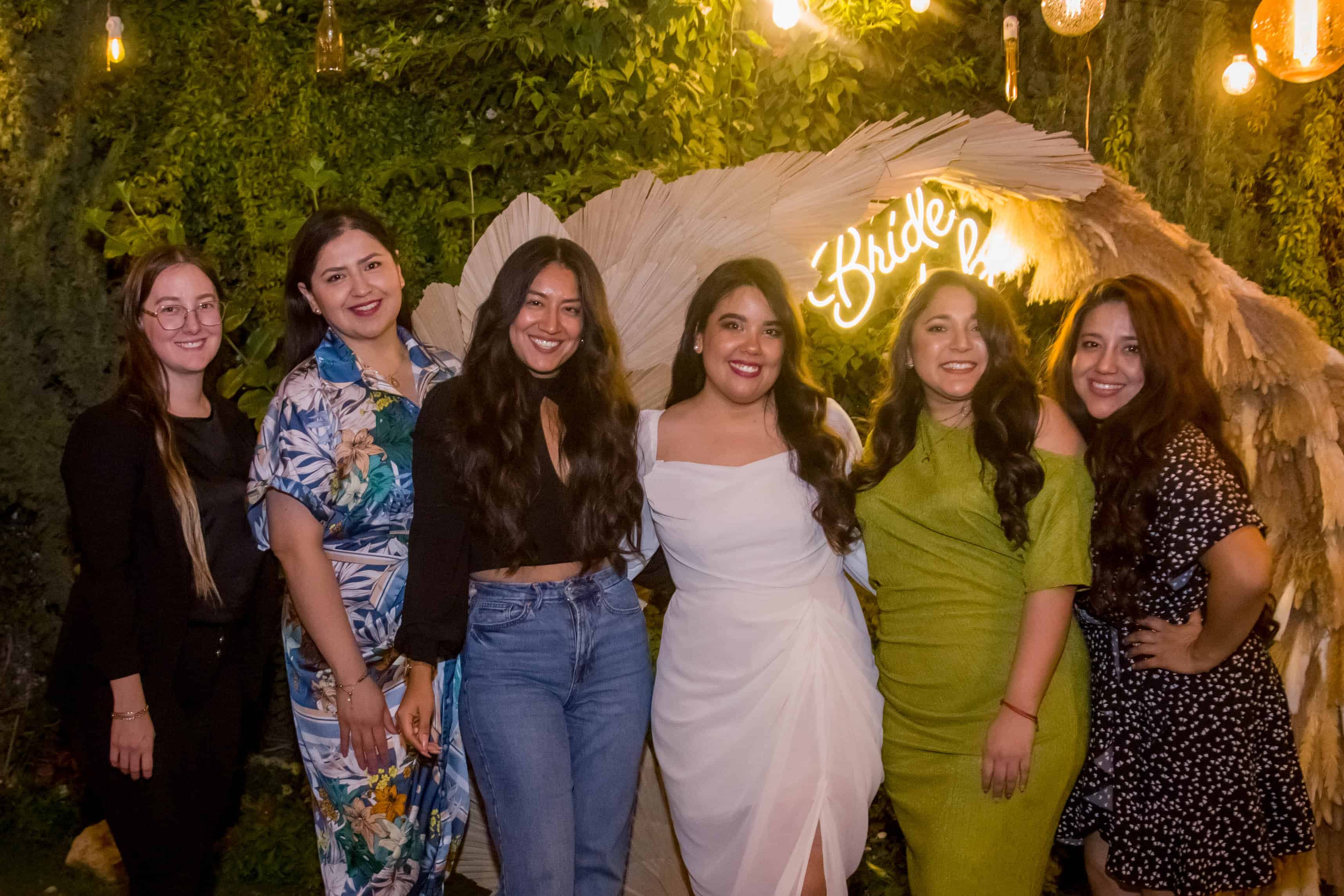 Celebran con entusiasmo a la futura esposa