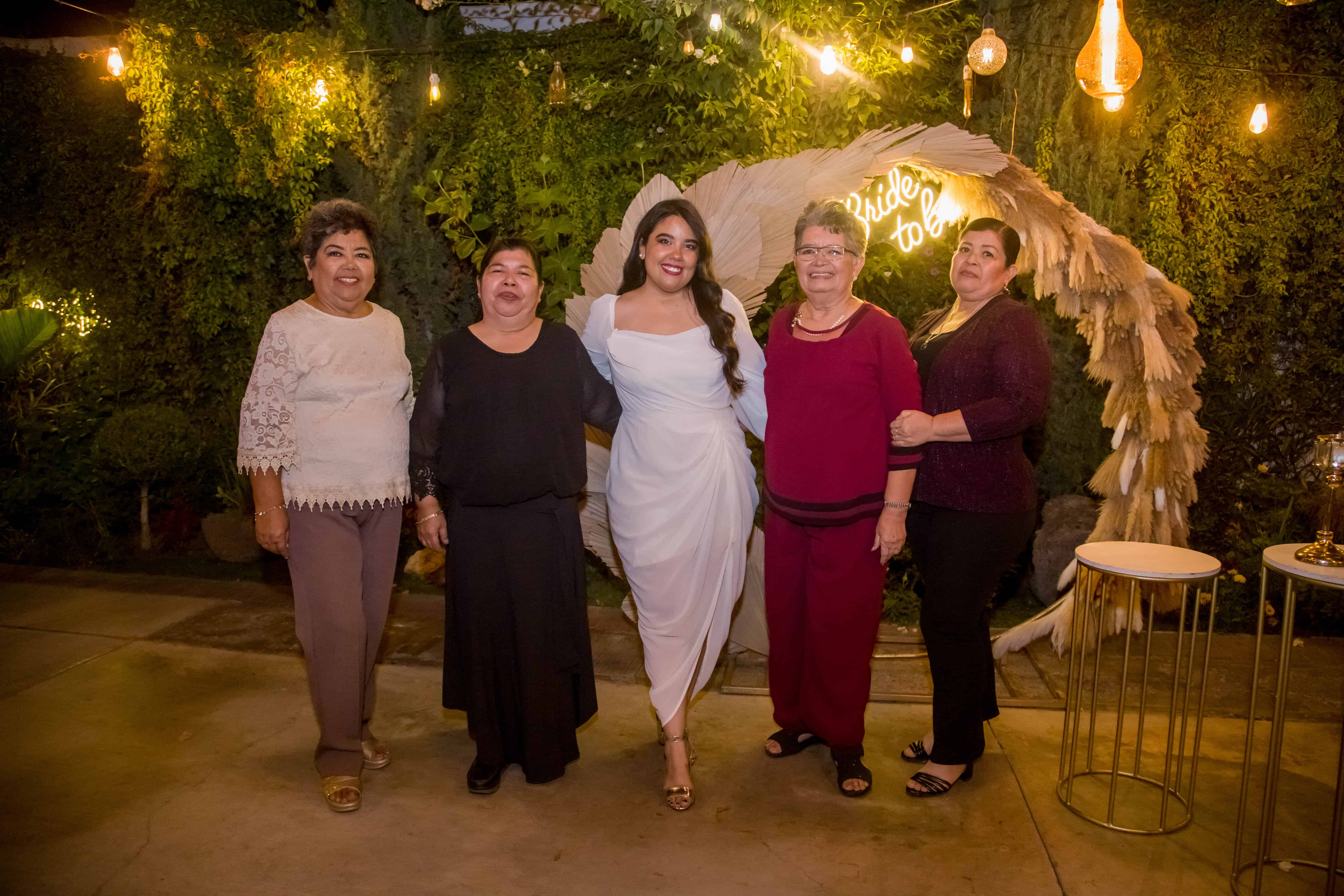 Celebran con entusiasmo a la futura esposa