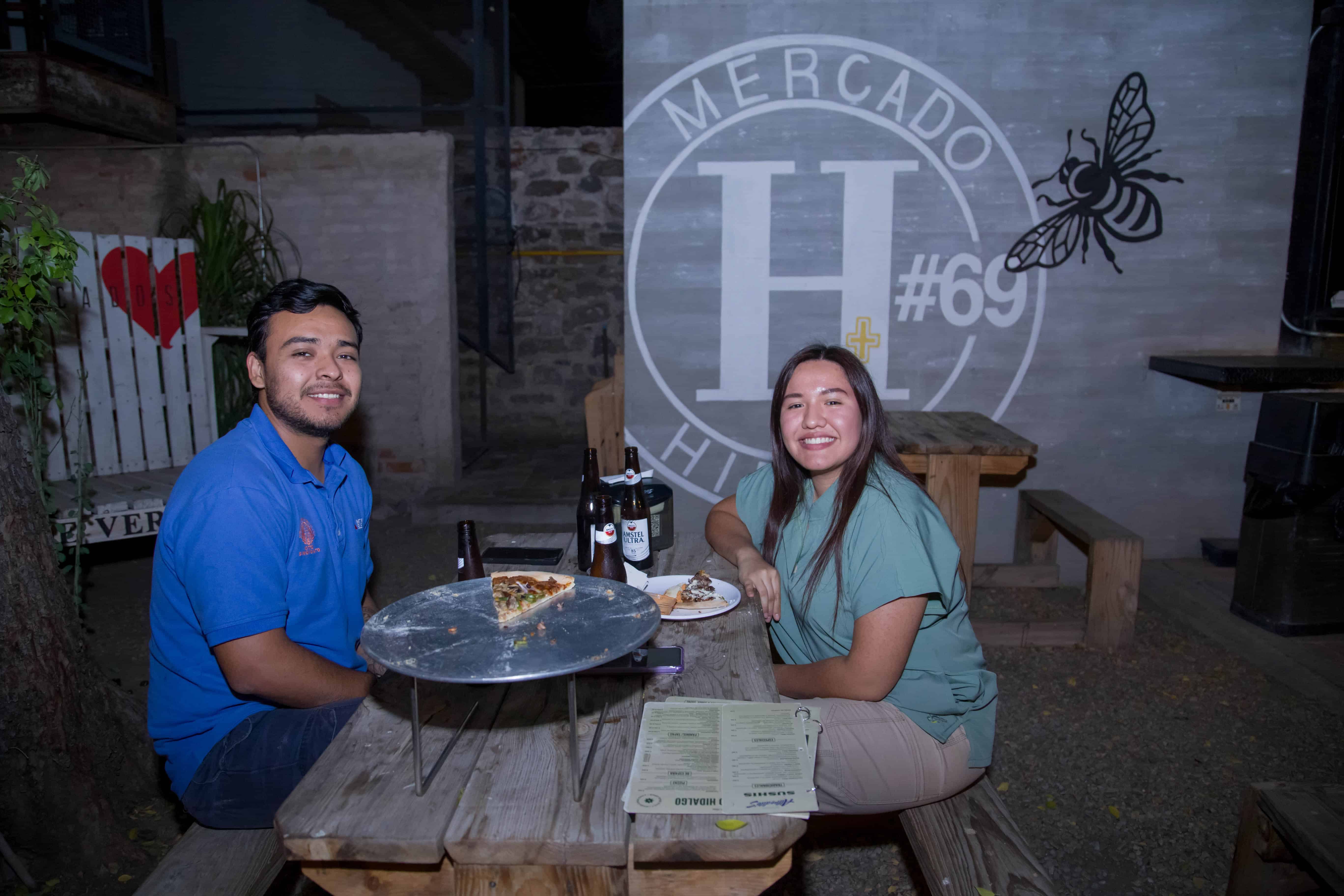 Comparten risas y conversaciones en Mercado H69