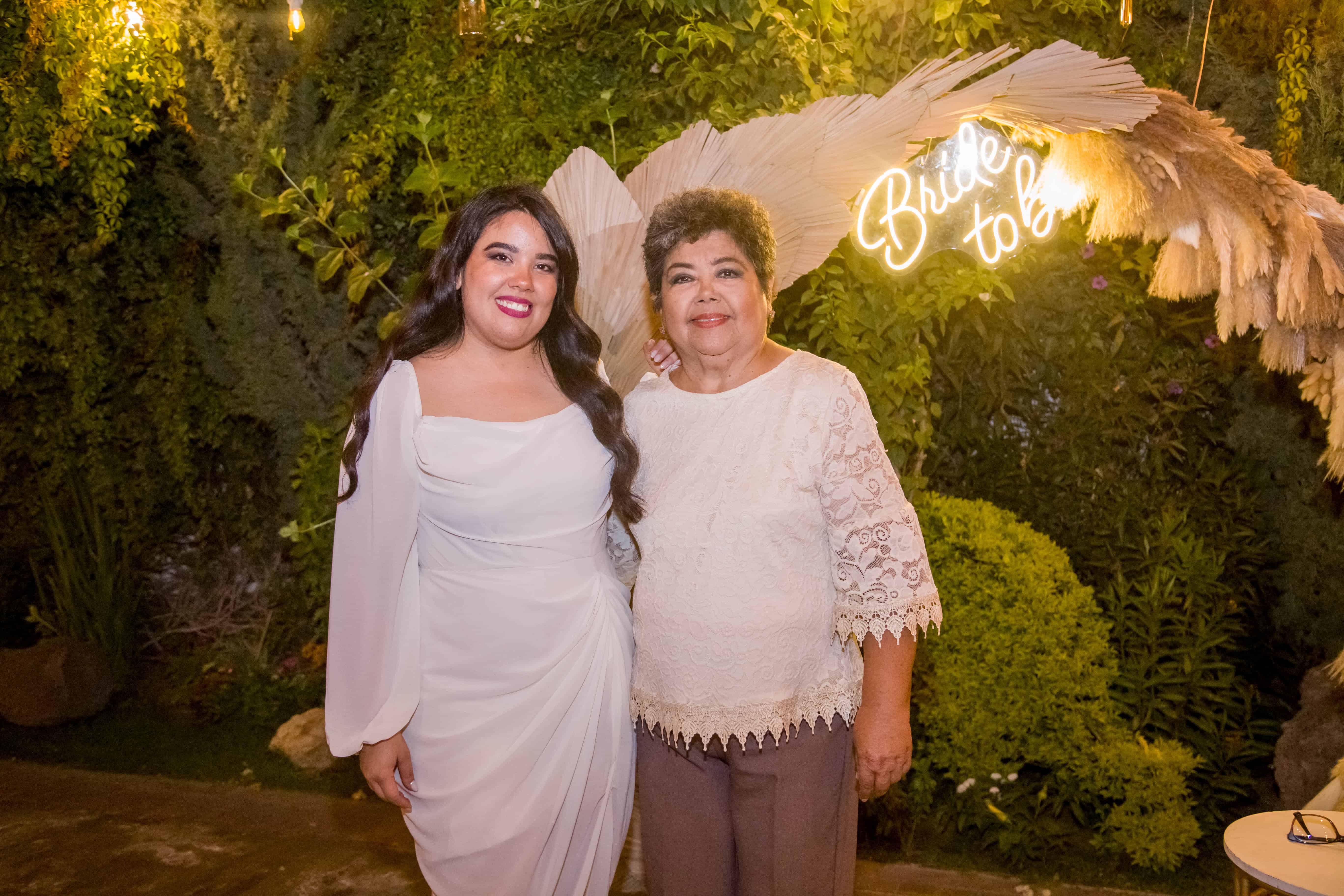 Celebran con entusiasmo a la futura esposa