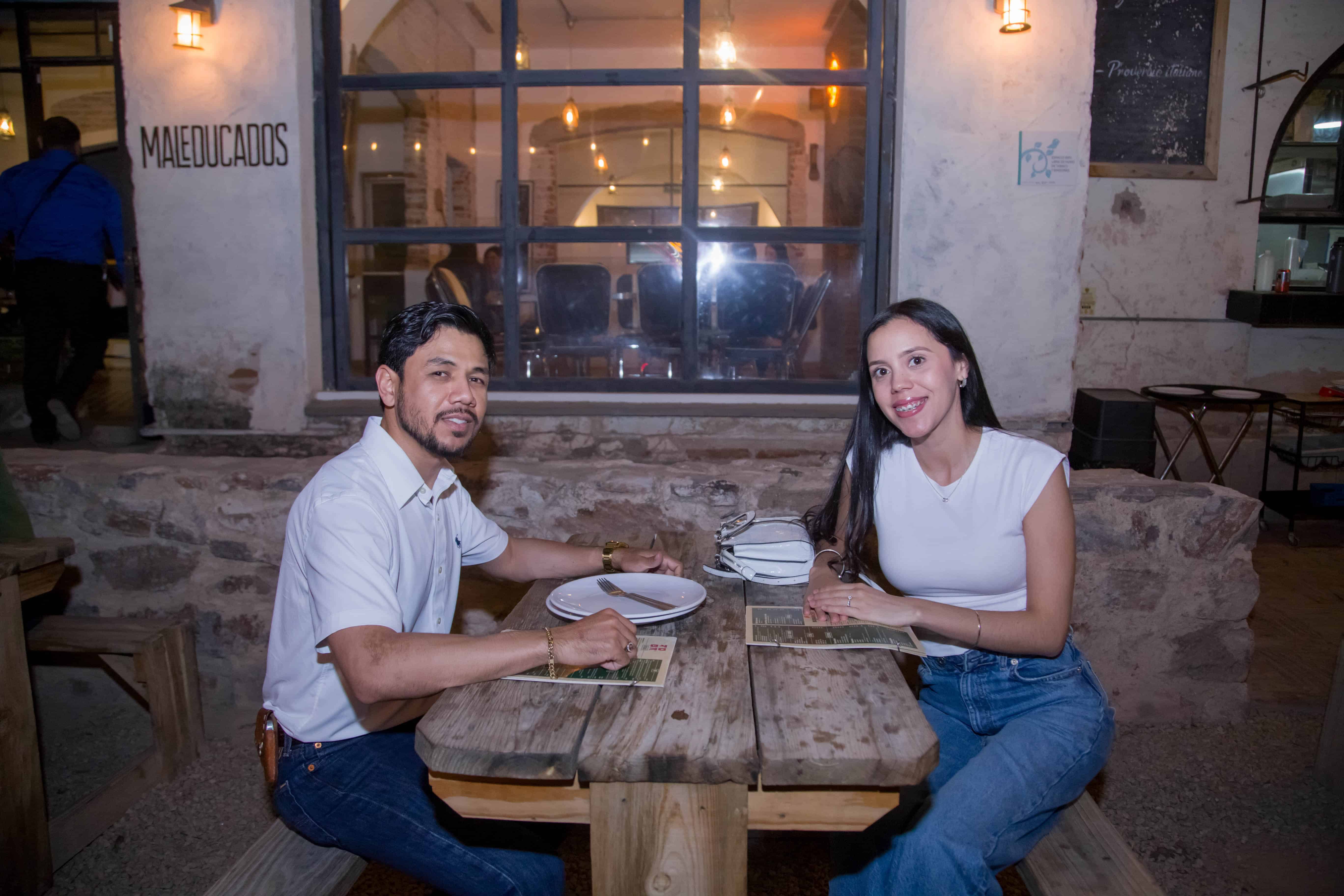 Comparten risas y conversaciones en Mercado H69