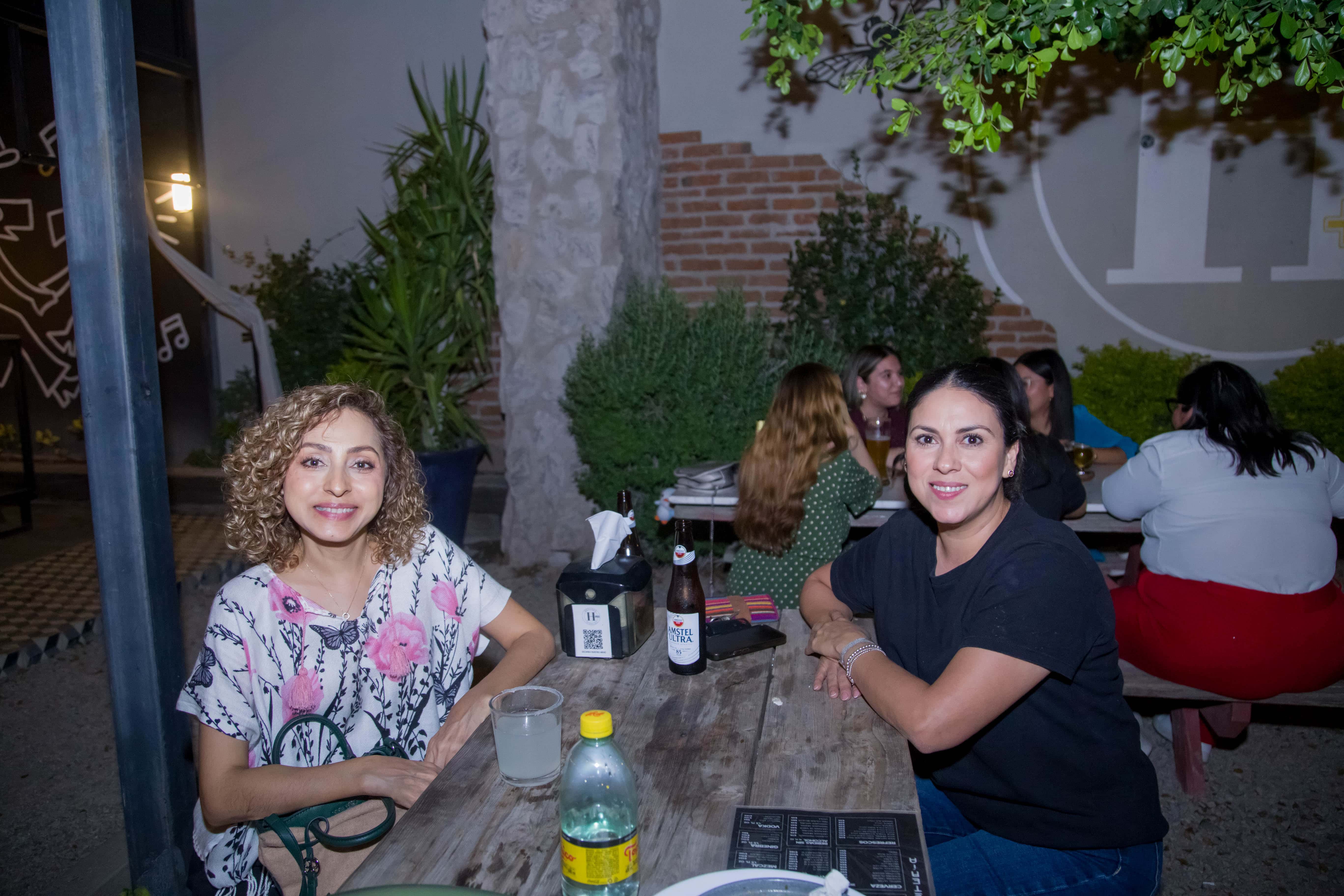 Comparten risas y conversaciones en Mercado H69