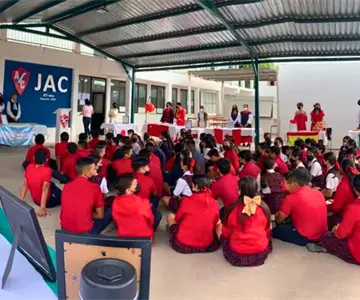 Alumna apuñala a compañera durante honores a la bandera en Empalme