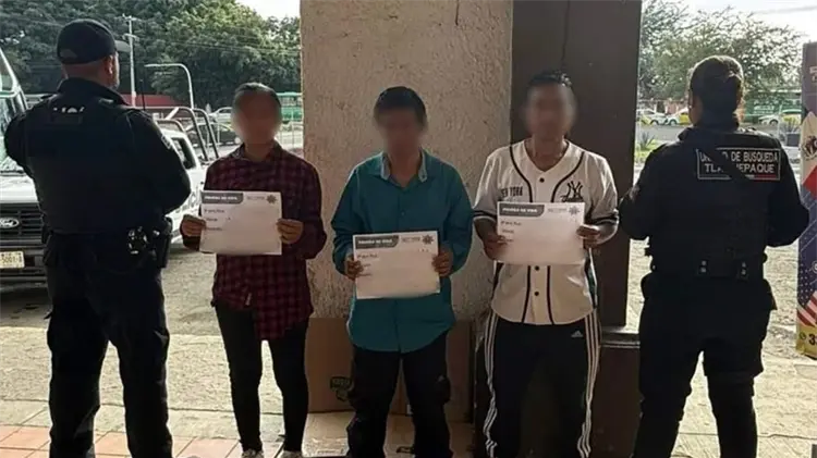 Autoridades auxilian a tres personas desorientadas. (Foto: Especial / EXPRESO)