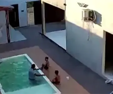 VIDEO | Padre salva a sus dos hijos de ahogarse en Brasil