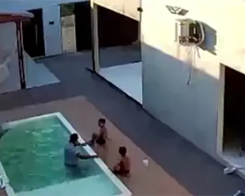 VIDEO | Padre salva a sus dos hijos de ahogarse en Brasil