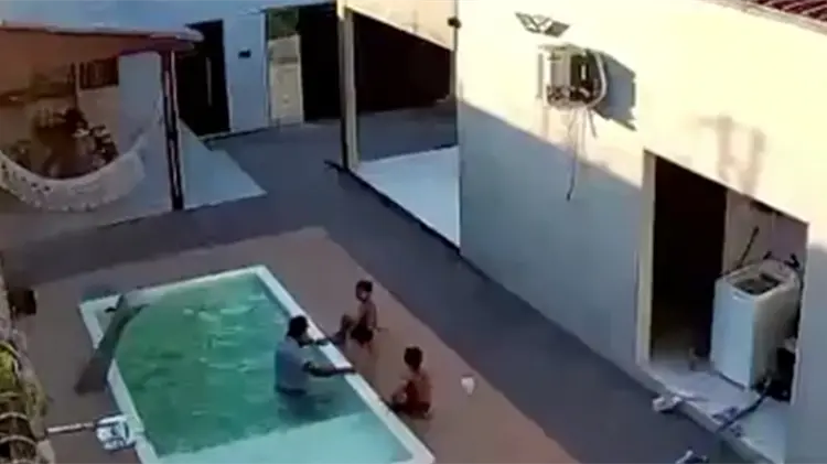 VIDEO | Padre salva a sus dos hijos de ahogarse en Brasil